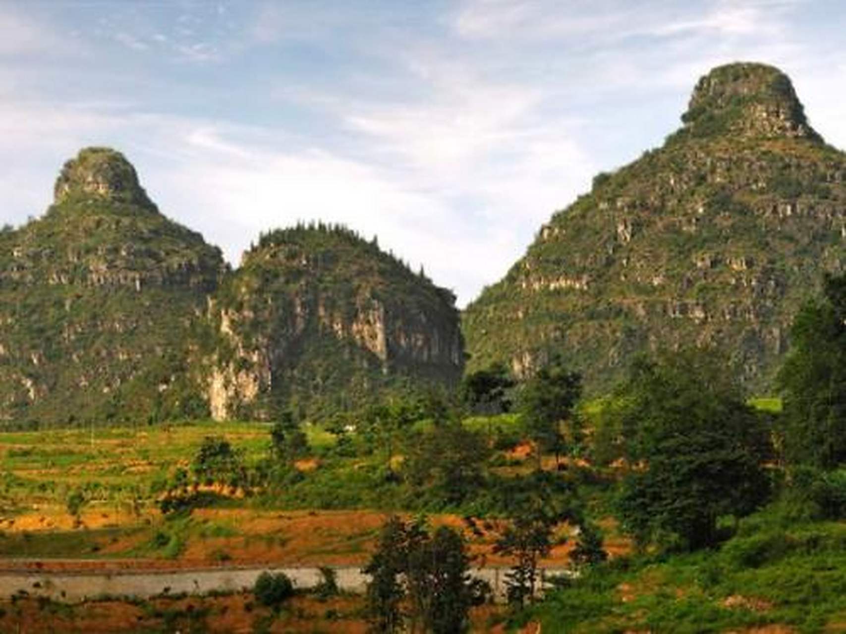 山东济南双乳山,这座山被当地村民称为"宝山", 据考证山下埋藏着大量