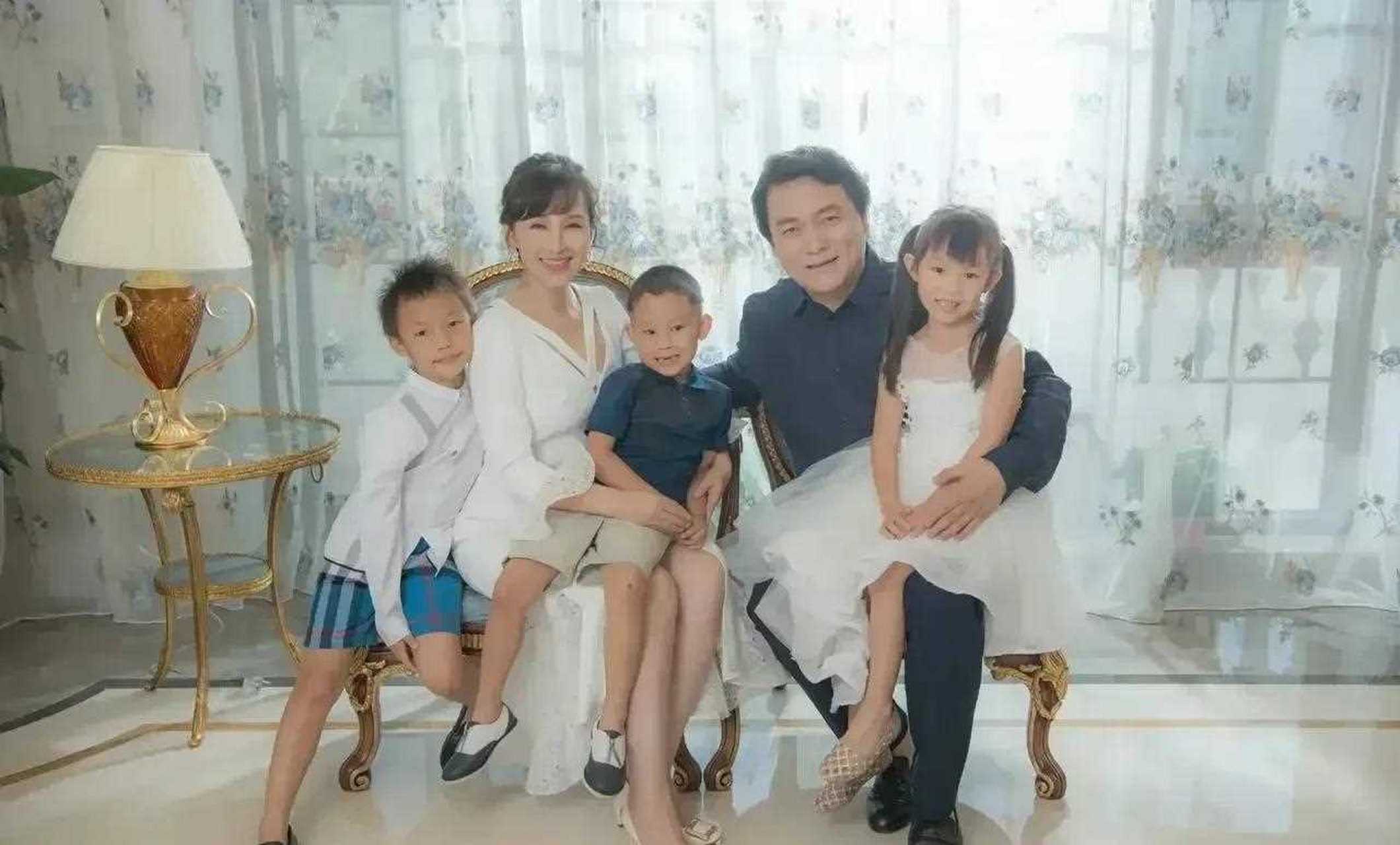 49岁的他昔日罕见携48岁演员老婆岳丽娜,和三个子女去公园游玩!