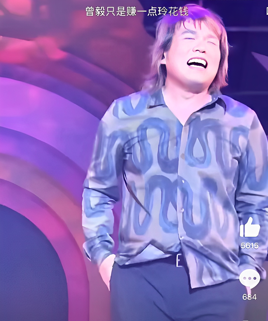 伍佰的《挪威森林》确实很火,观众的演唱度也很高,整个合唱的气势太