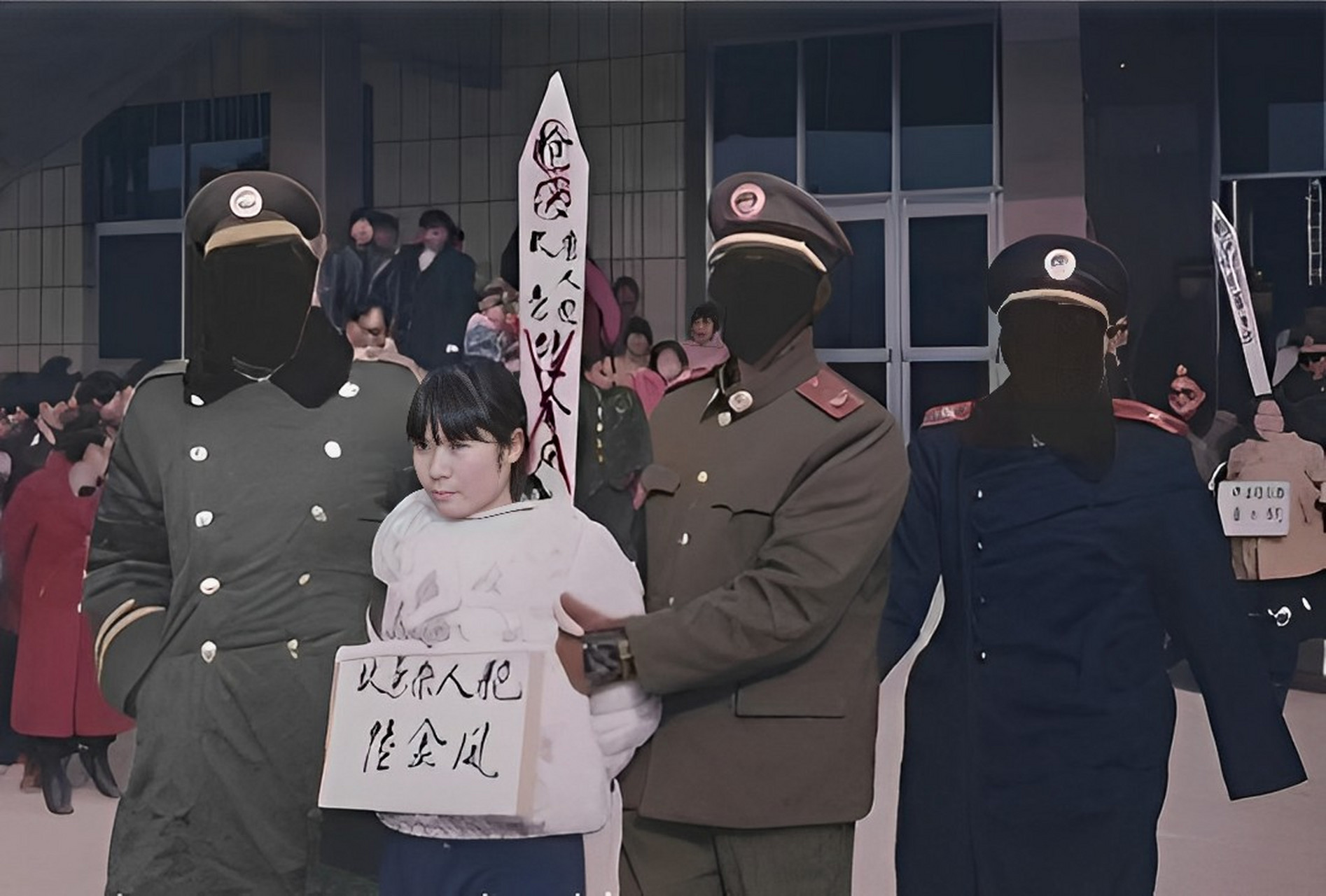 一个令人揪心的女死囚,画面中的她正在配合法警系绳子,素颜的她是一个