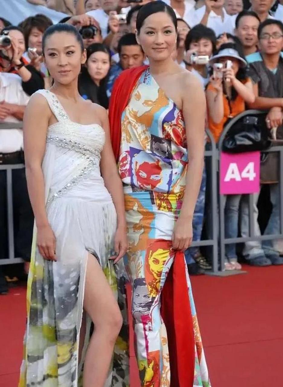 gif创作人# 十几年前,瞿颖和苗圃的罕见同框照!网友:好像两个"村姑"!