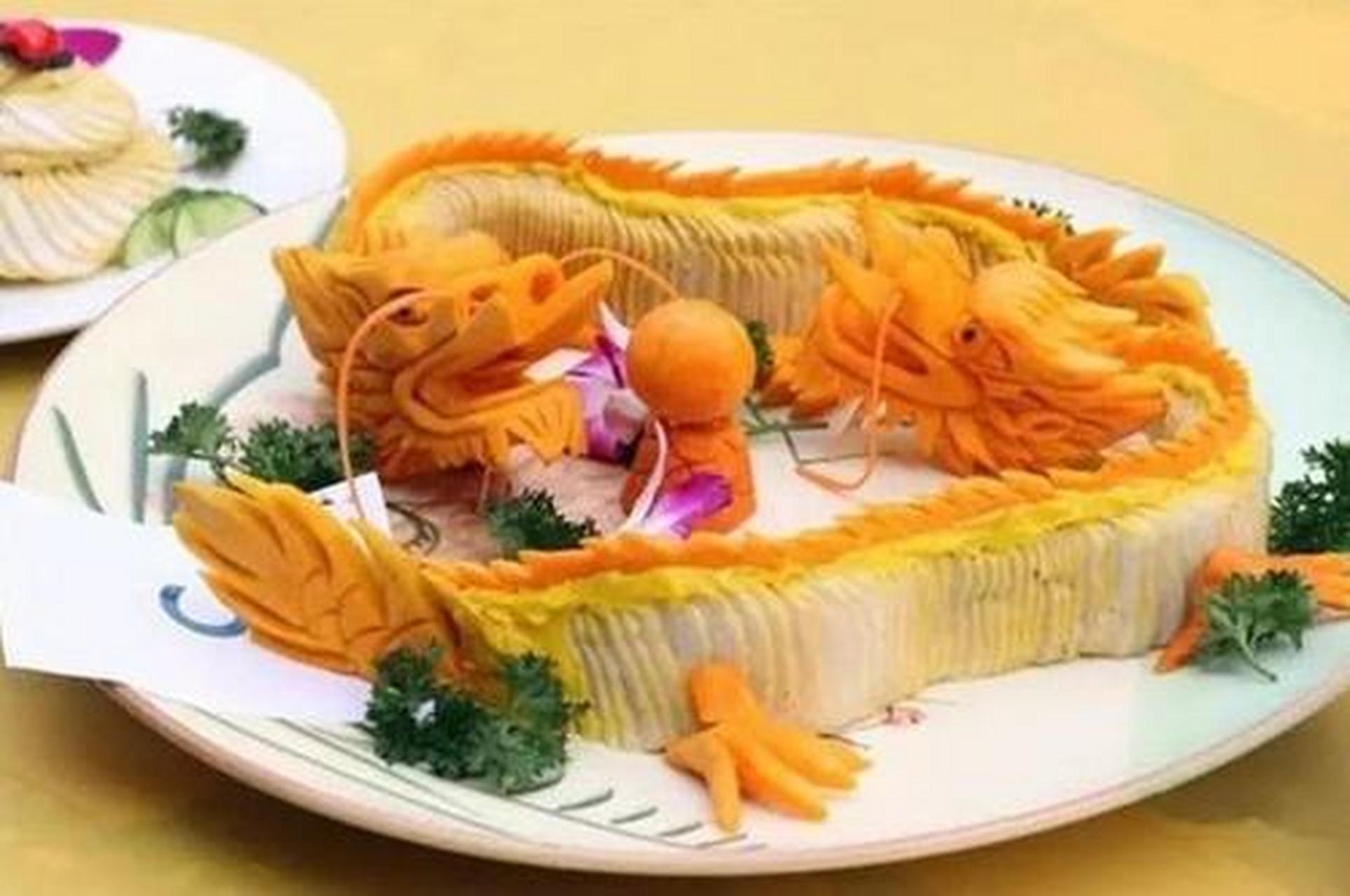 钟祥蟠龙菜,是钟祥市特有的名菜佳肴,俗称剁菜,卷切,是我国明朝时的