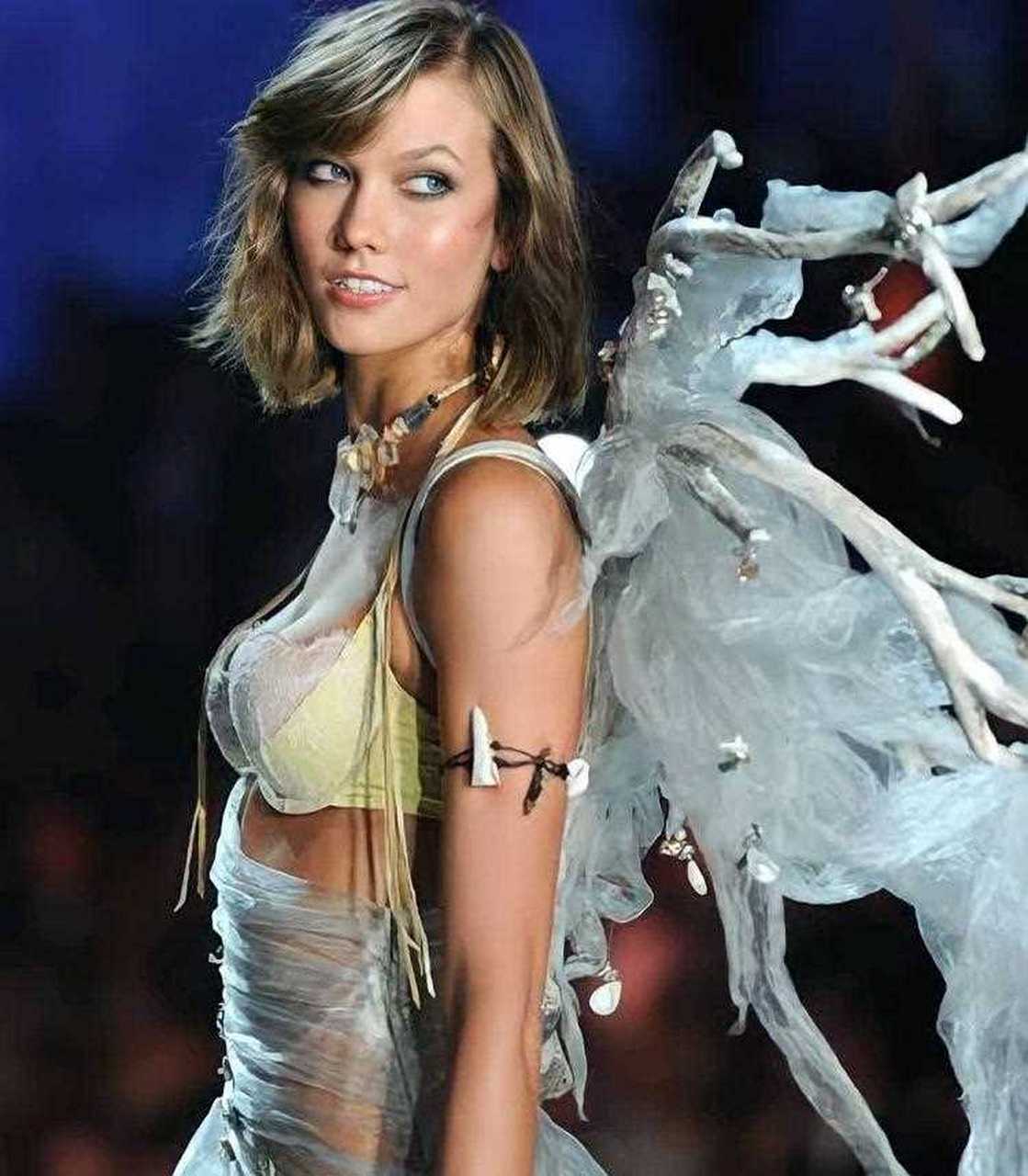 维密超模小kk在秀场上的表现,仙气十足像极了林中的仙女,随意挥着裙摆