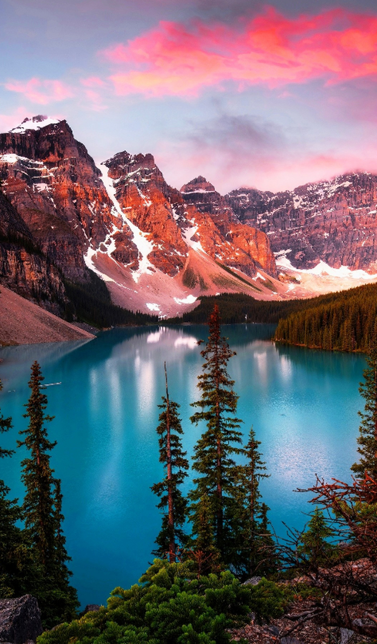 梦莲湖位于加拿大亚伯达省班夫国家公园,是一个冰川湖,每年六月底