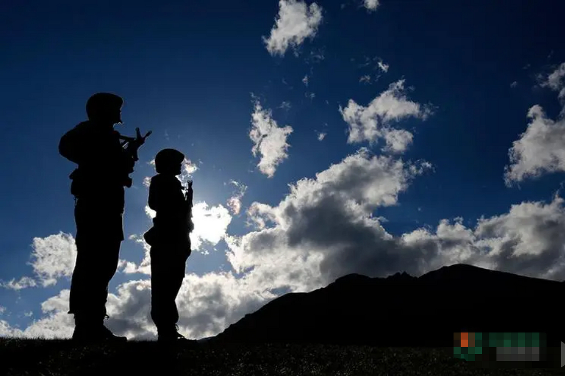 战士是保卫国家领土安全的重要力量,他们在边境线上守卫着祖国的疆土