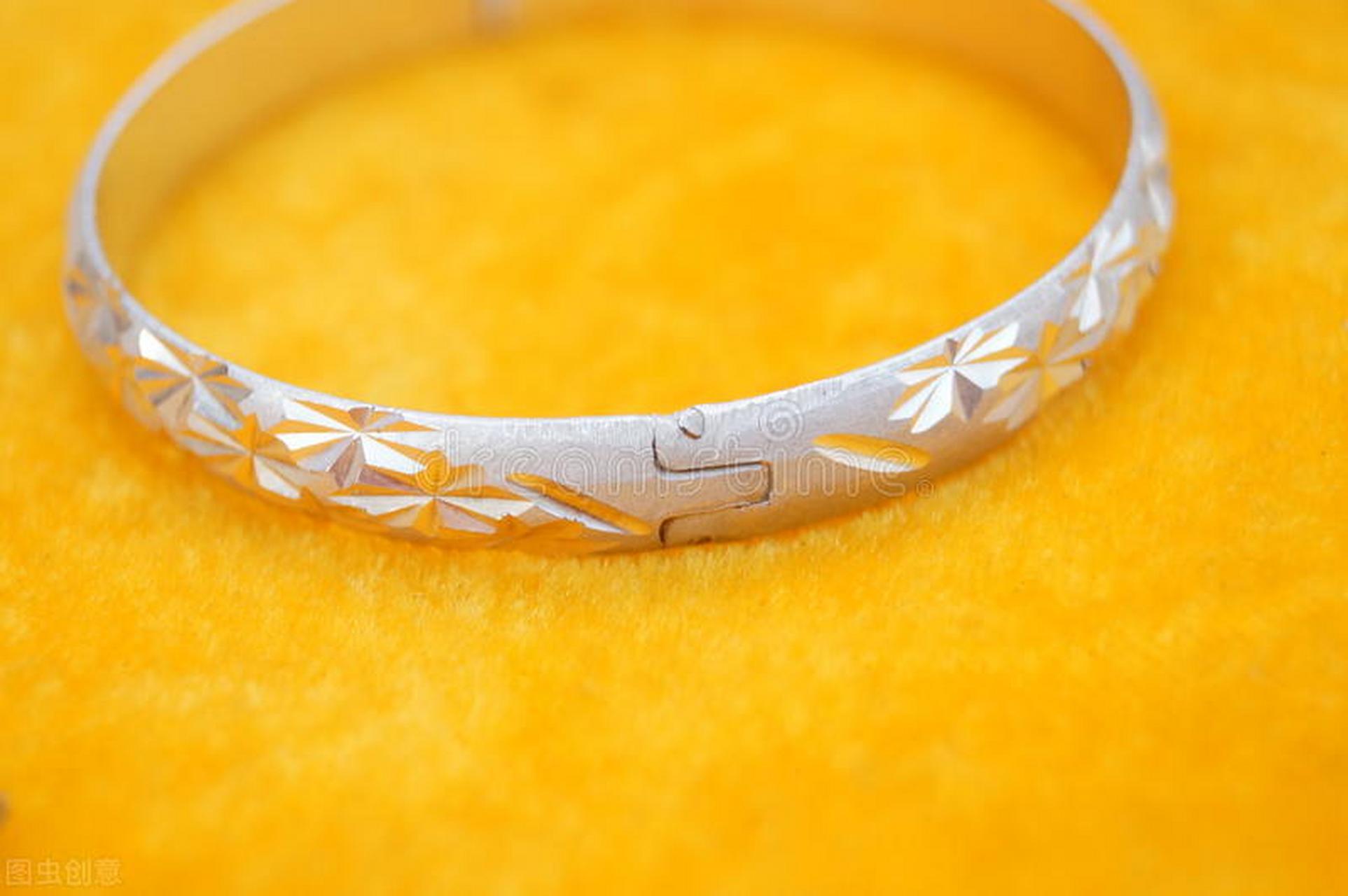 品牌名称	产品名称	价格(元/克)	纯度 六福珠宝	铂金950	352	95%