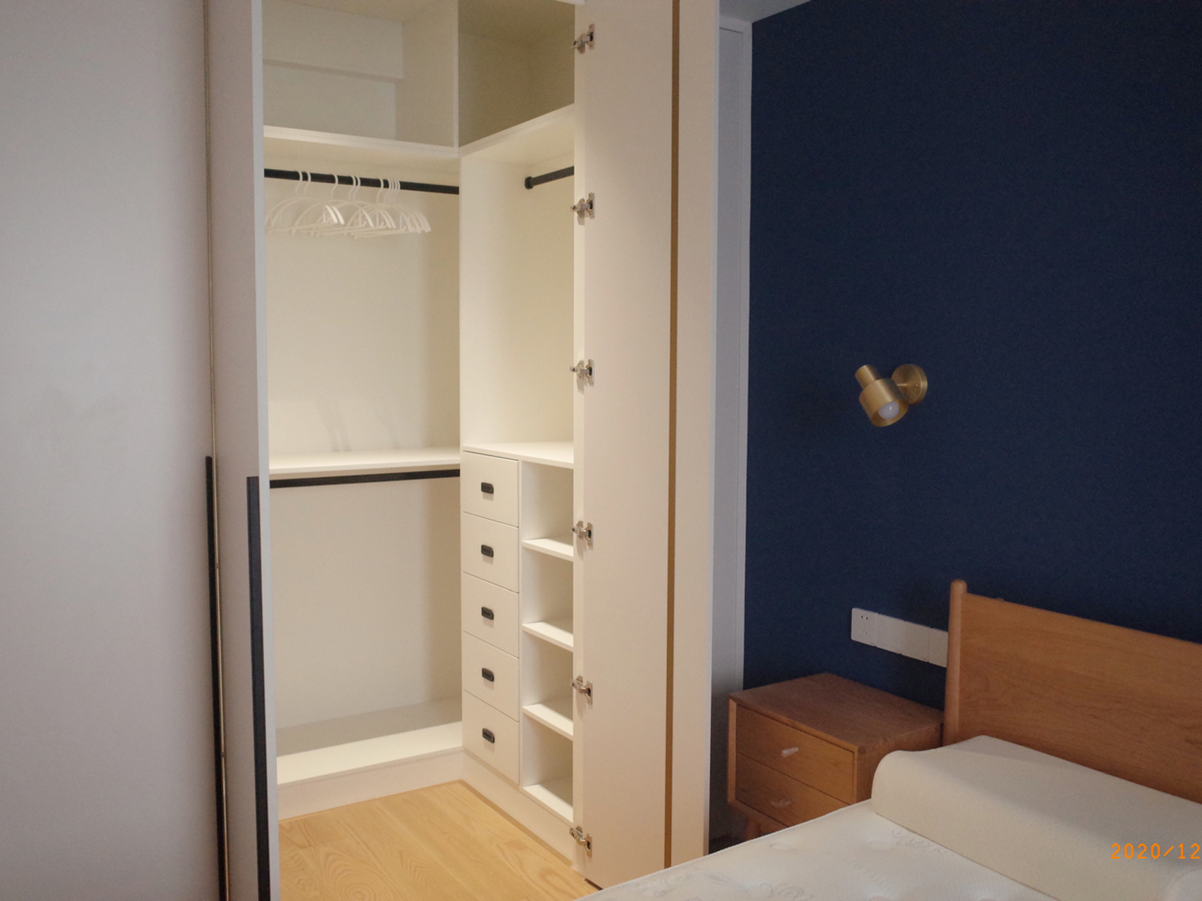 隐形步入式u形小衣帽间 附尺寸 本来主卧是一个嵌入式衣柜,我把墙打通