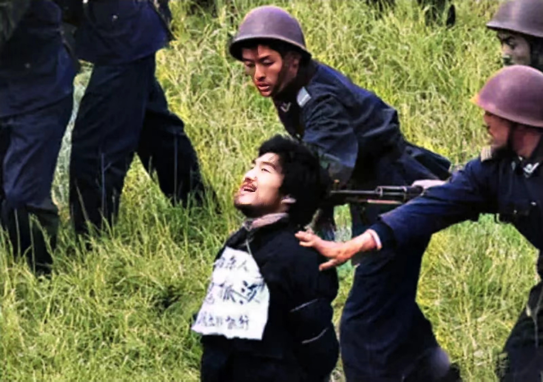 1990年,西安刑场,魏振海即将被枪决的照片,画面中武警已经用枪对准了