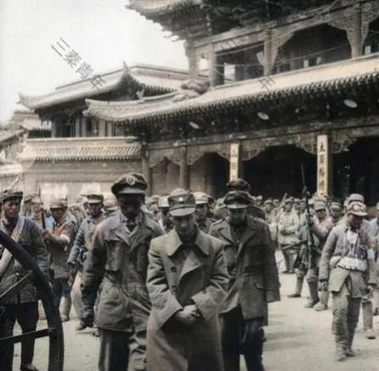 1949年4月,在太原"绥靖公署"门前拍摄了一张历史照片,照片中两个人