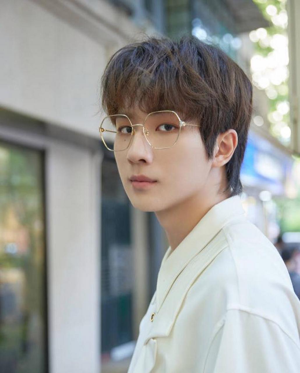 近日,娱乐圈再次成为热议话题,传出李宏毅恋情的传闻