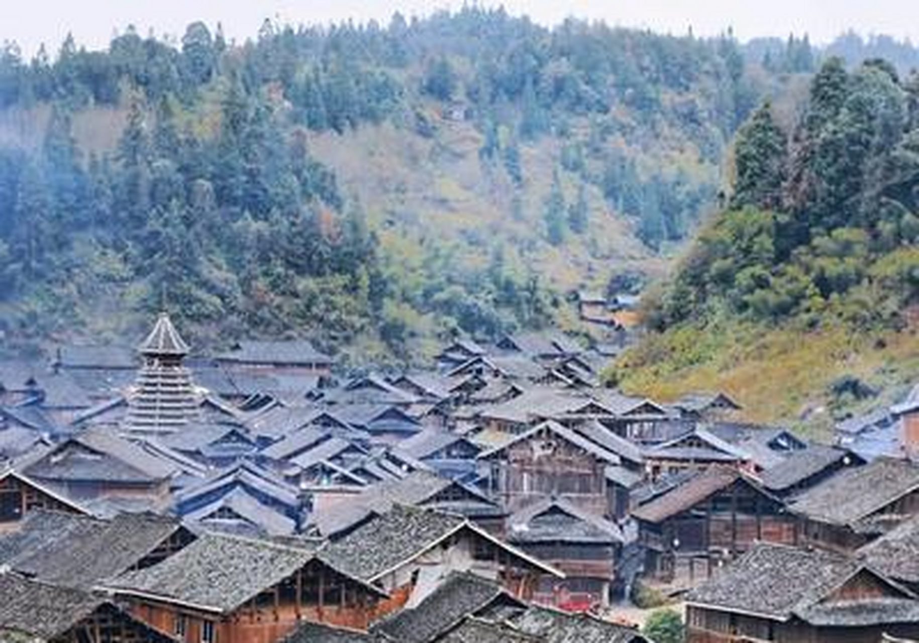 贵州黎平黄岗侗寨,隐秘在云雾缭绕,青山簇拥下的高山峡谷中.