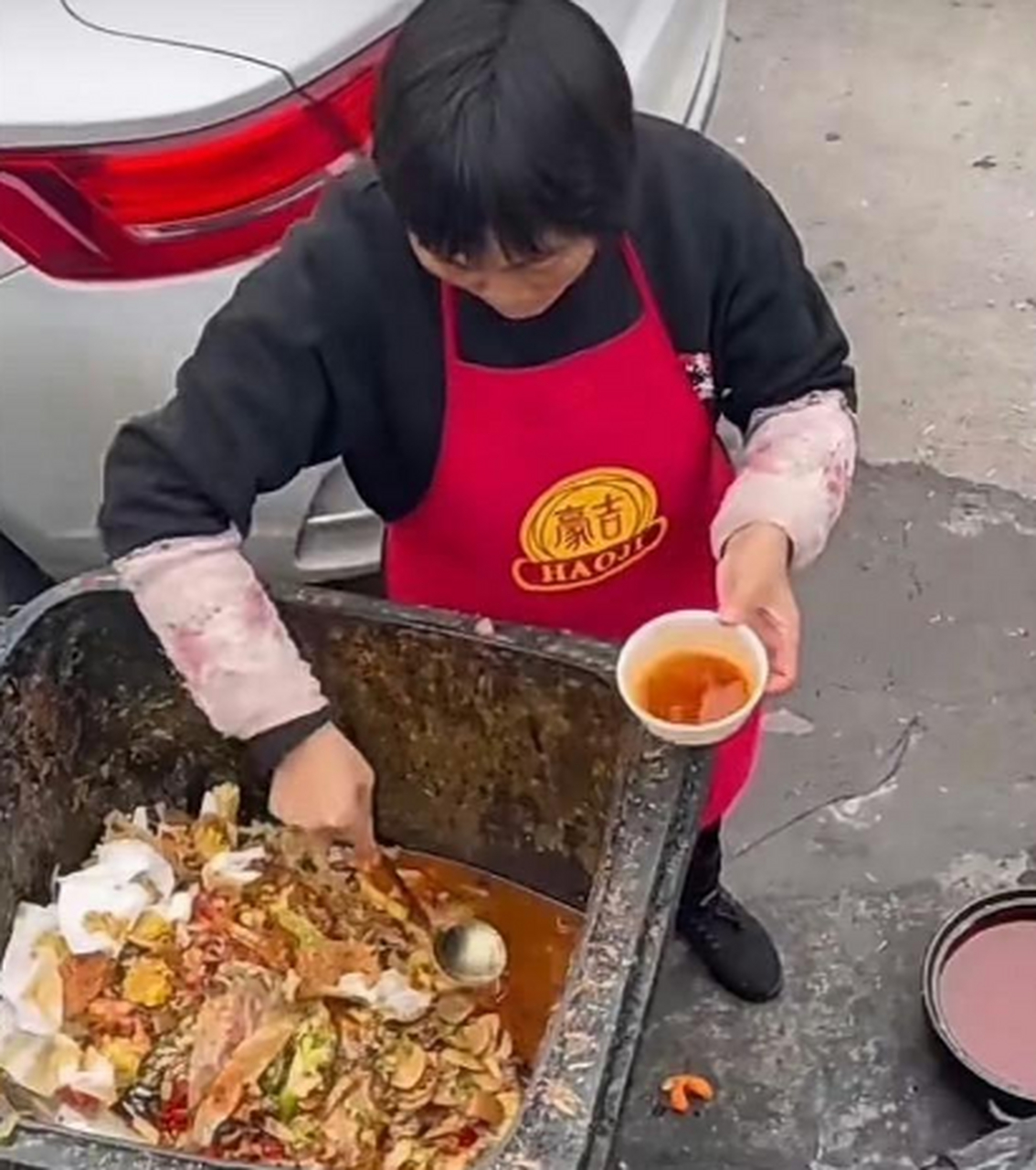 黑心饭店,她真是不怕别人看见啊…我要举报,群众里面有坏蛋[弱]