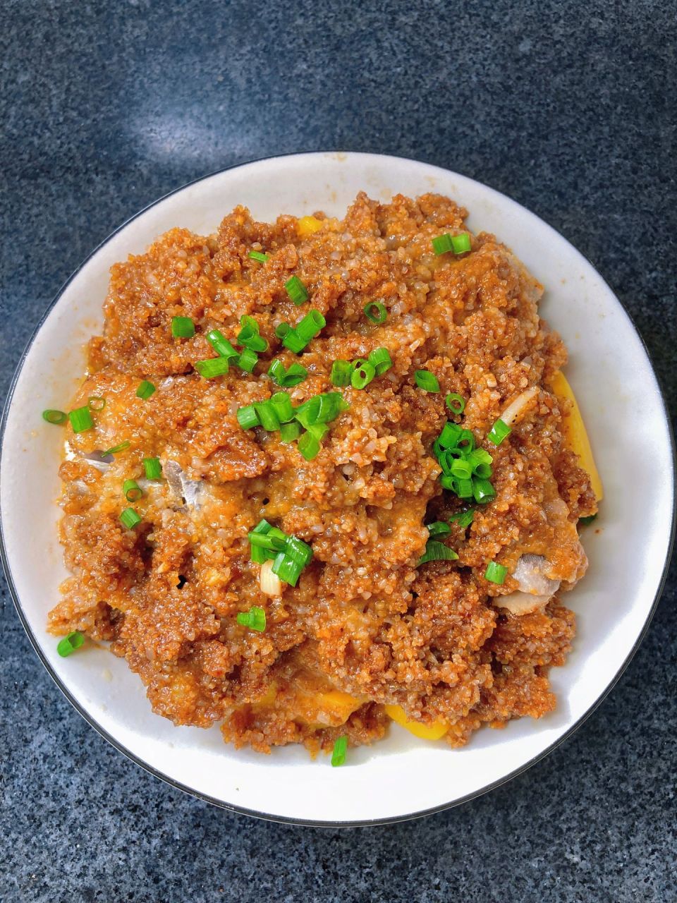 软糯香甜,大家有空一定要试试呀～  食材准备:排骨,红薯,蒸肉米粉,葱