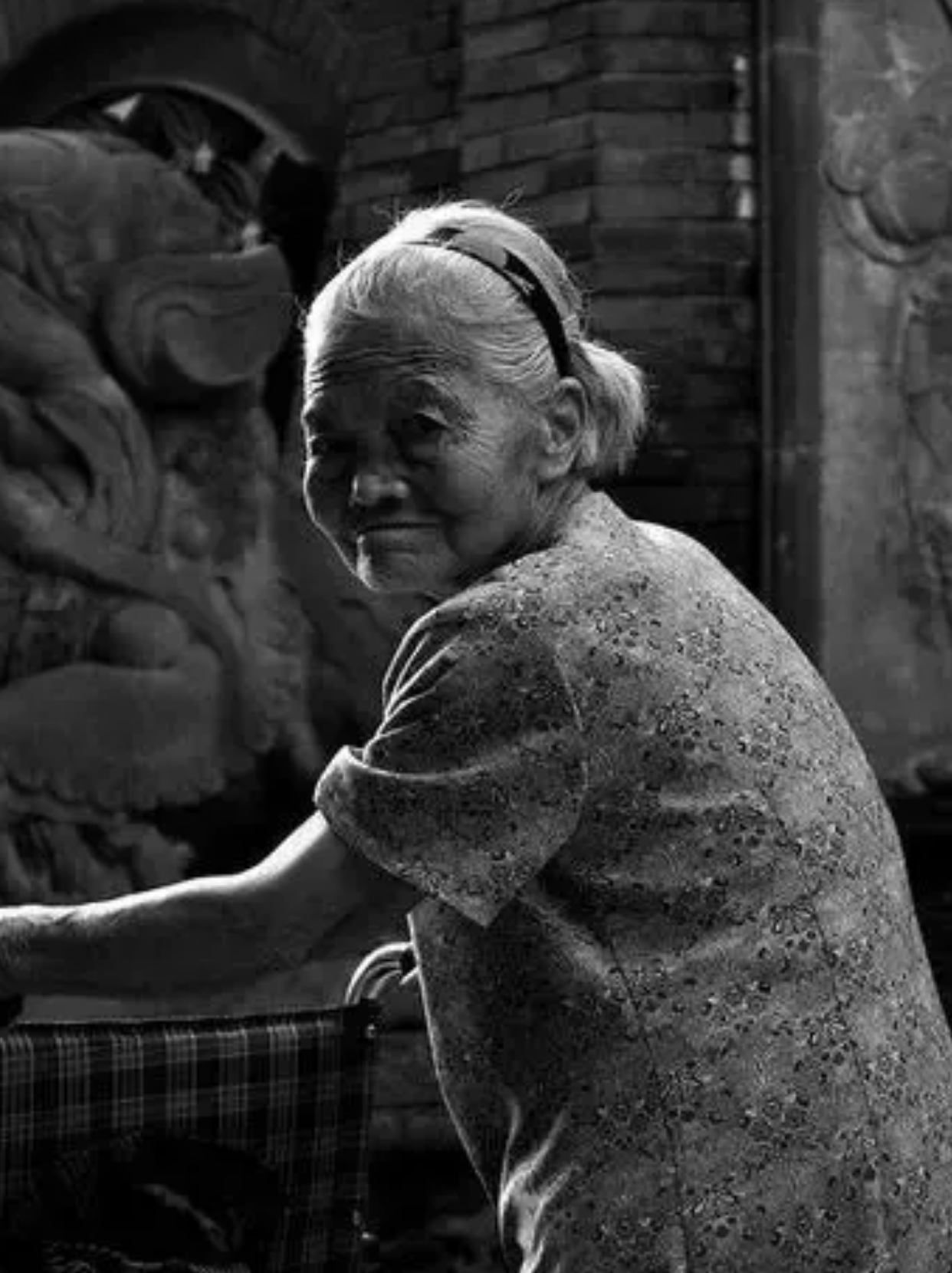 冬天的夜晚,月光洒在寂静的街道上,一幢破旧的公寓楼里,85岁的母亲