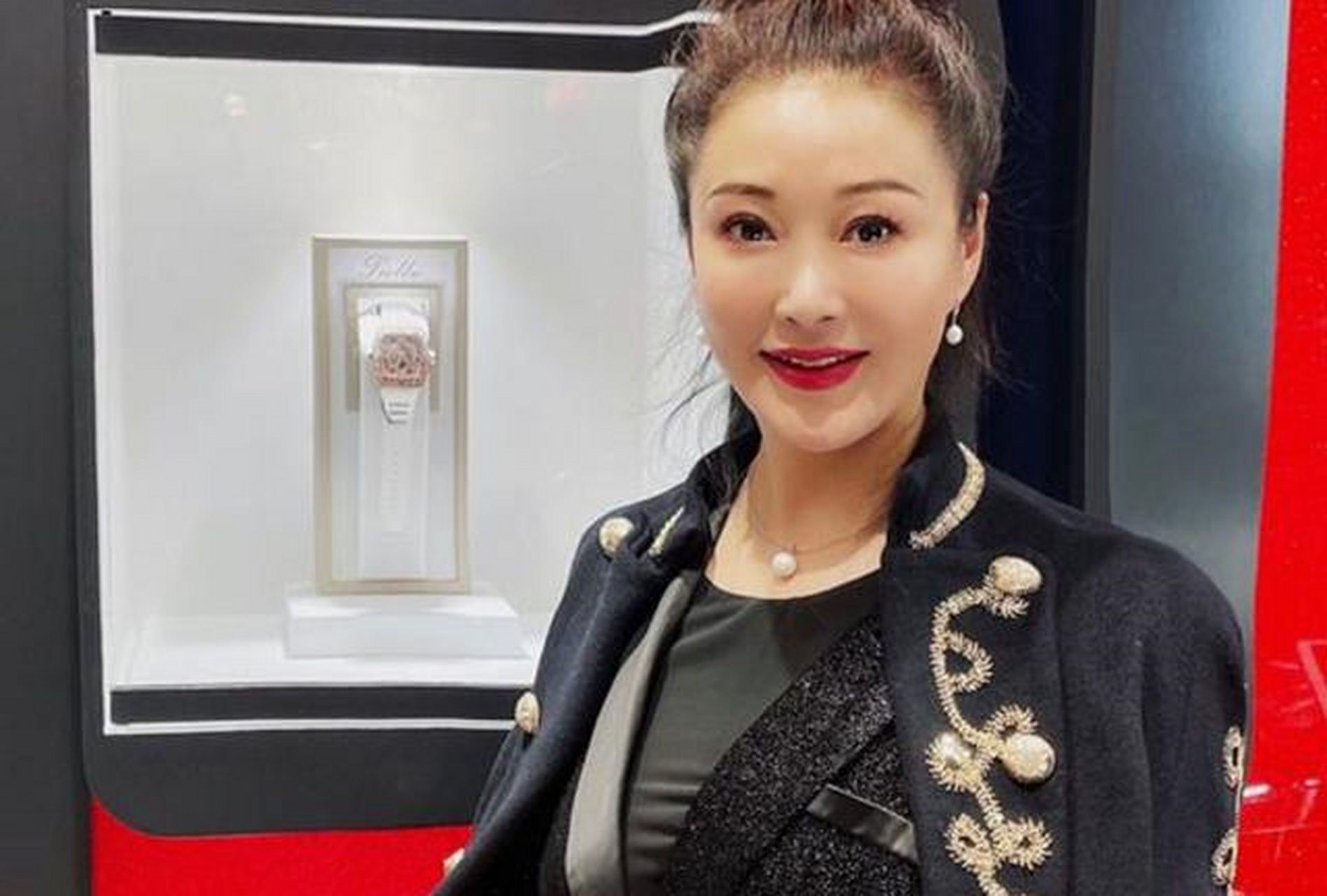 罕见露面的郭金,不知不觉已经44岁了,近照中的她保养得非常好.