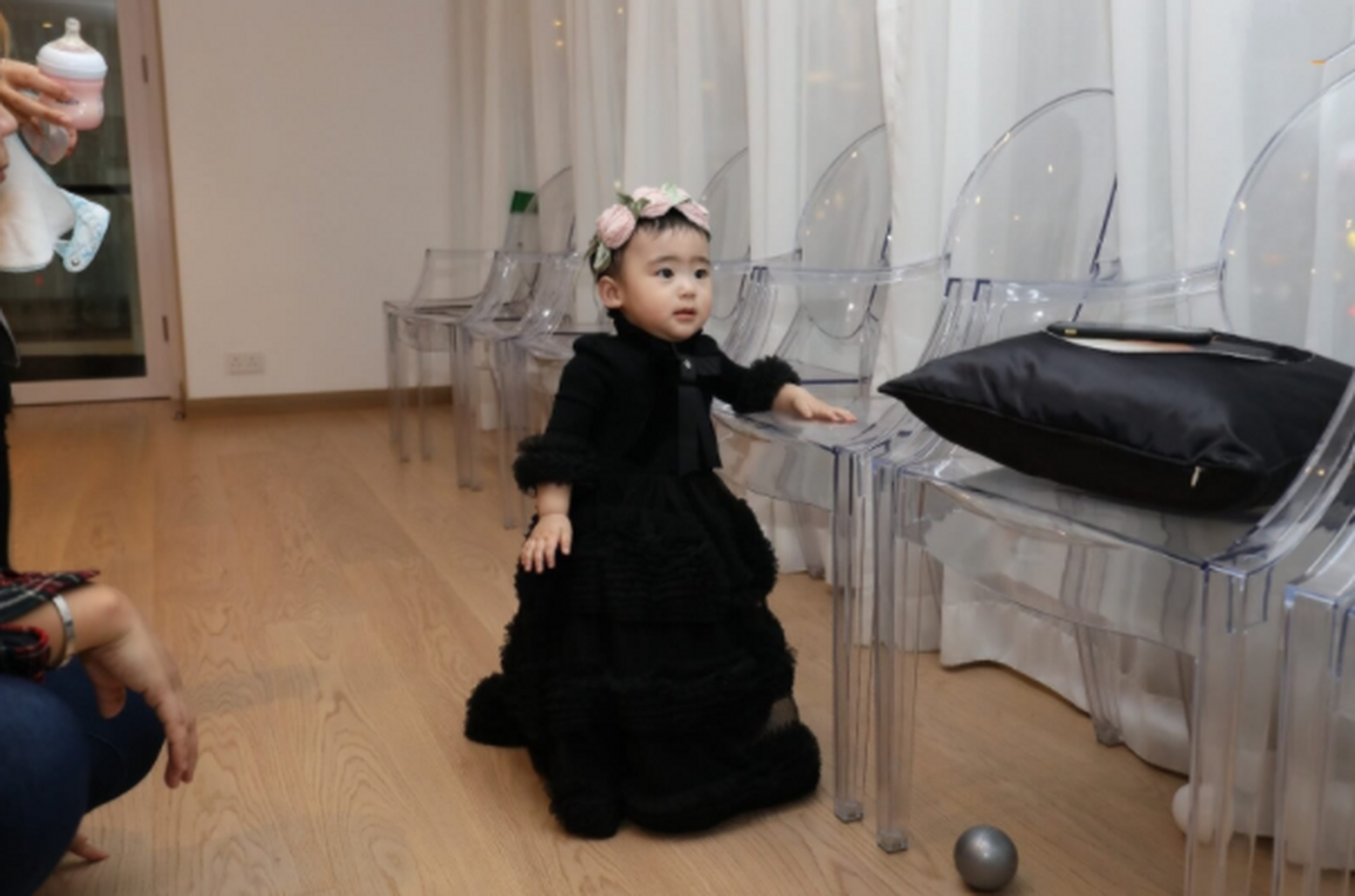 "琵琶公主"孙颖晒全家福,一岁女儿穿小黑裙美成小黑天鹅!