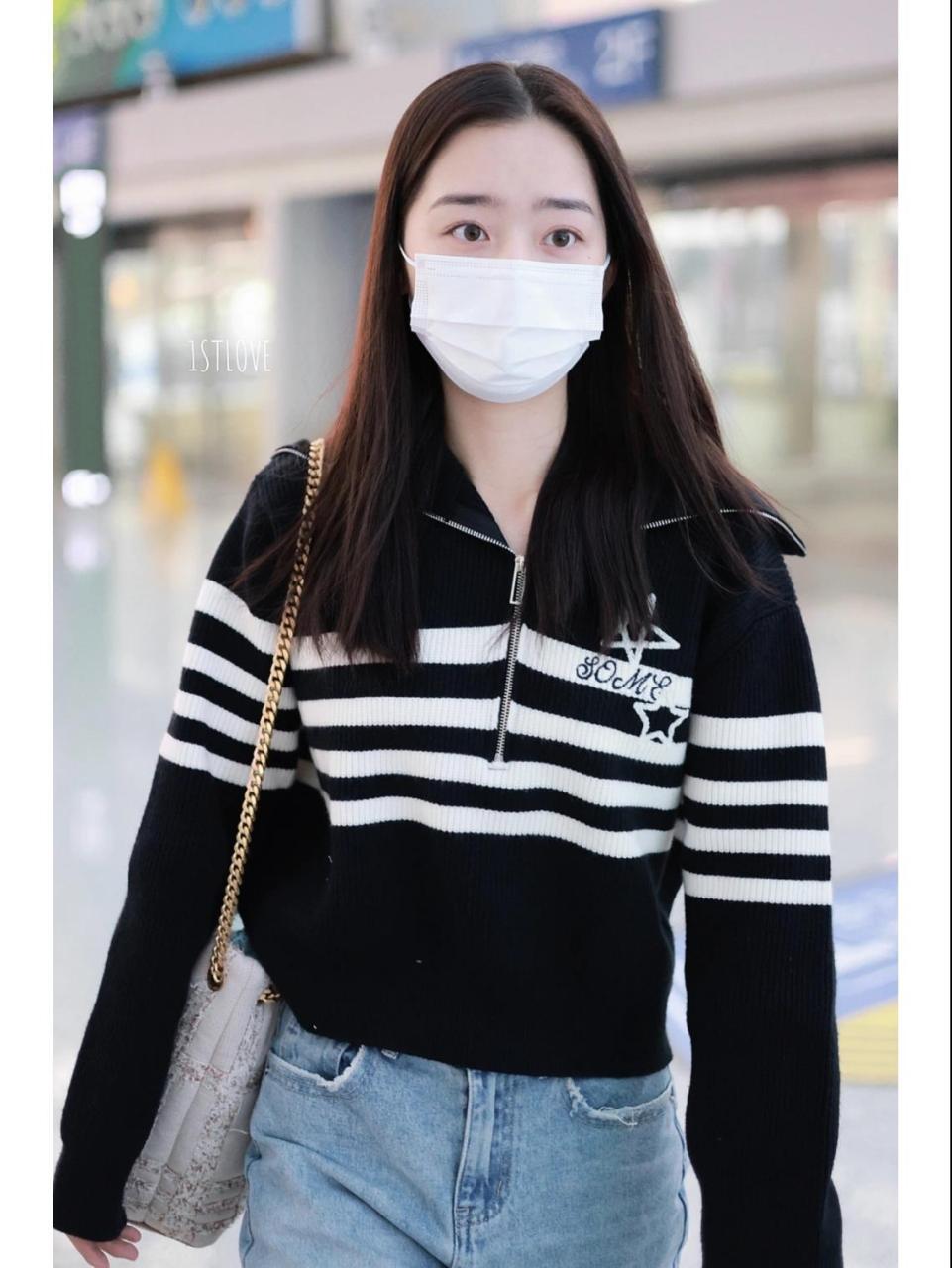 入秋穿搭好气质 邓恩熙今日机场穿搭,百元拉链星星毛衣搭配牛仔阔腿裤