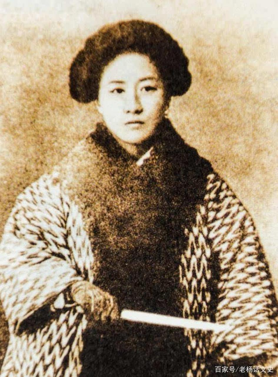 秋瑾,绍兴人,号鉴湖女侠,近代杰出的民主革命者,中国近代为革命献身的