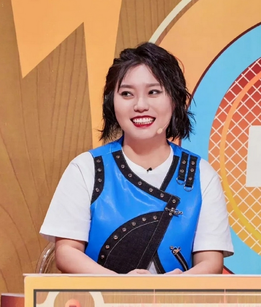 李雪琴在《你好星期六》中展示了生动幽默的表演,秦霄贤和张颜齐表演