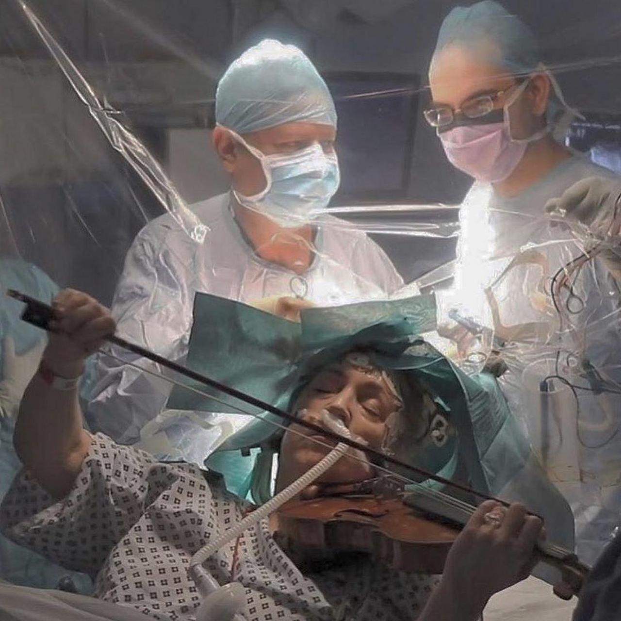 53岁的英国小提琴家dagmarturner在进行脑部手术时演奏小提琴,是为了