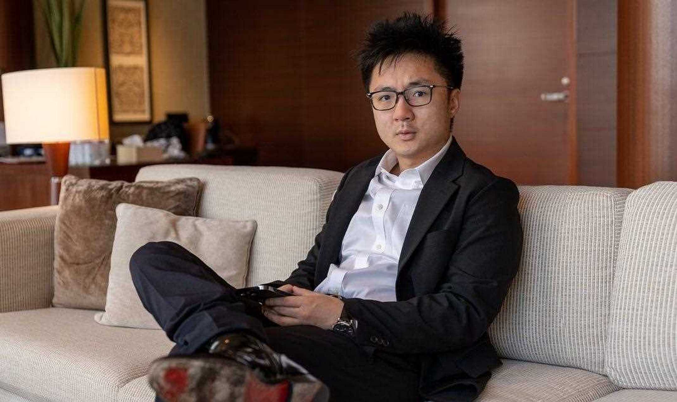 香港富豪钟培生的生活照,他果然是长得一表人才