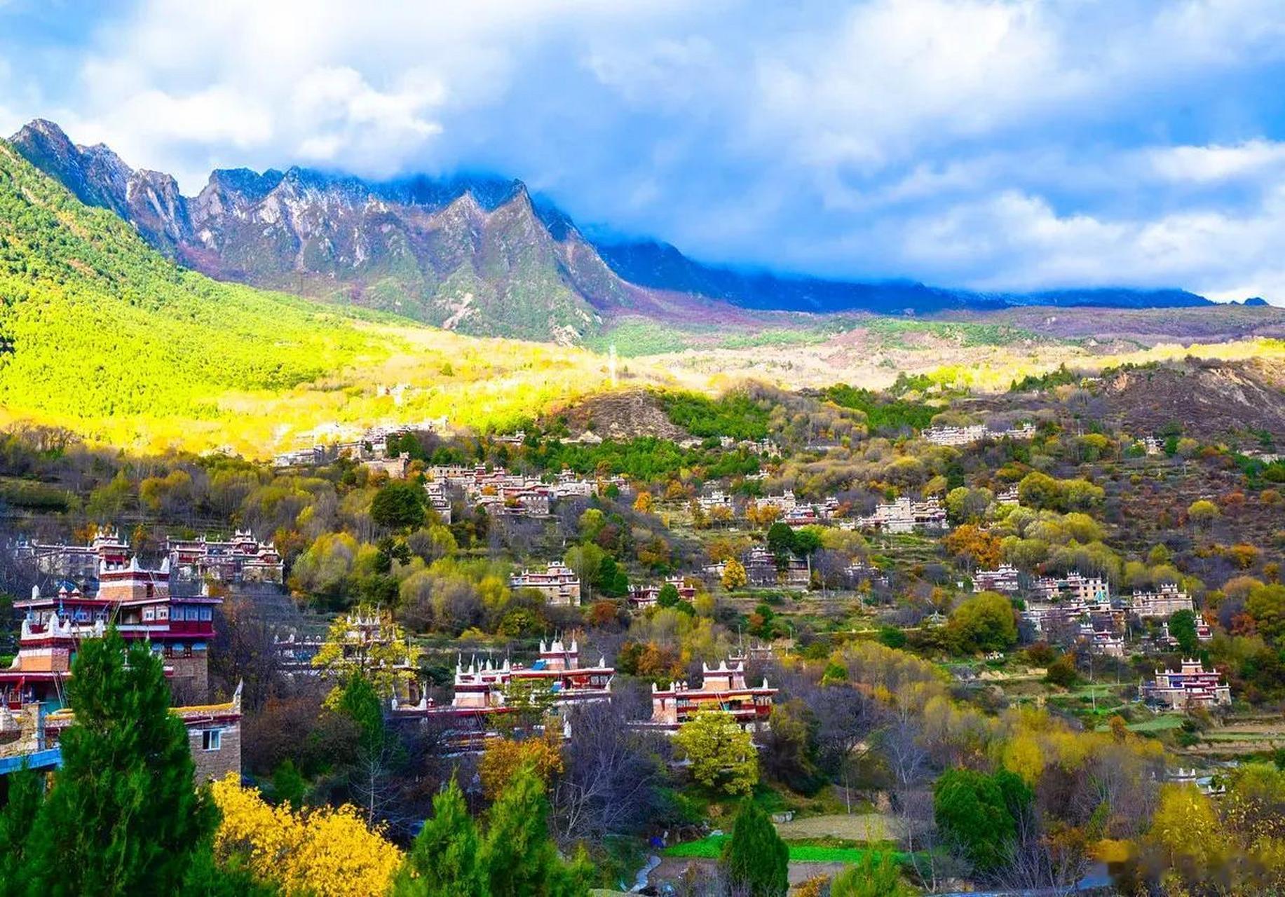 这里是位于四川丹巴县的一个小村庄,一个藏族小村落丹巴藏寨,这里的