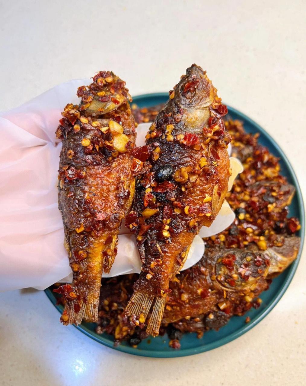 秘制香辣手撕小鲫鱼,做法简单,超级下饭?