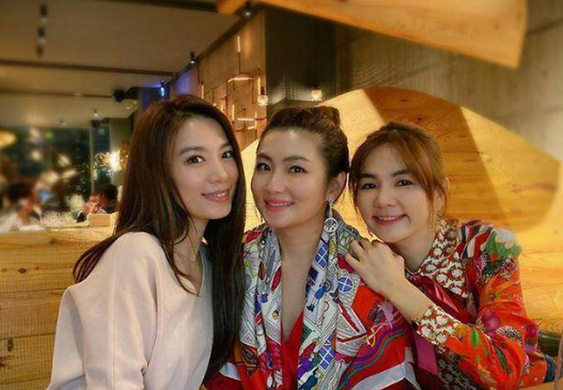 selina和ella出现在田馥甄演唱会上,s.h.