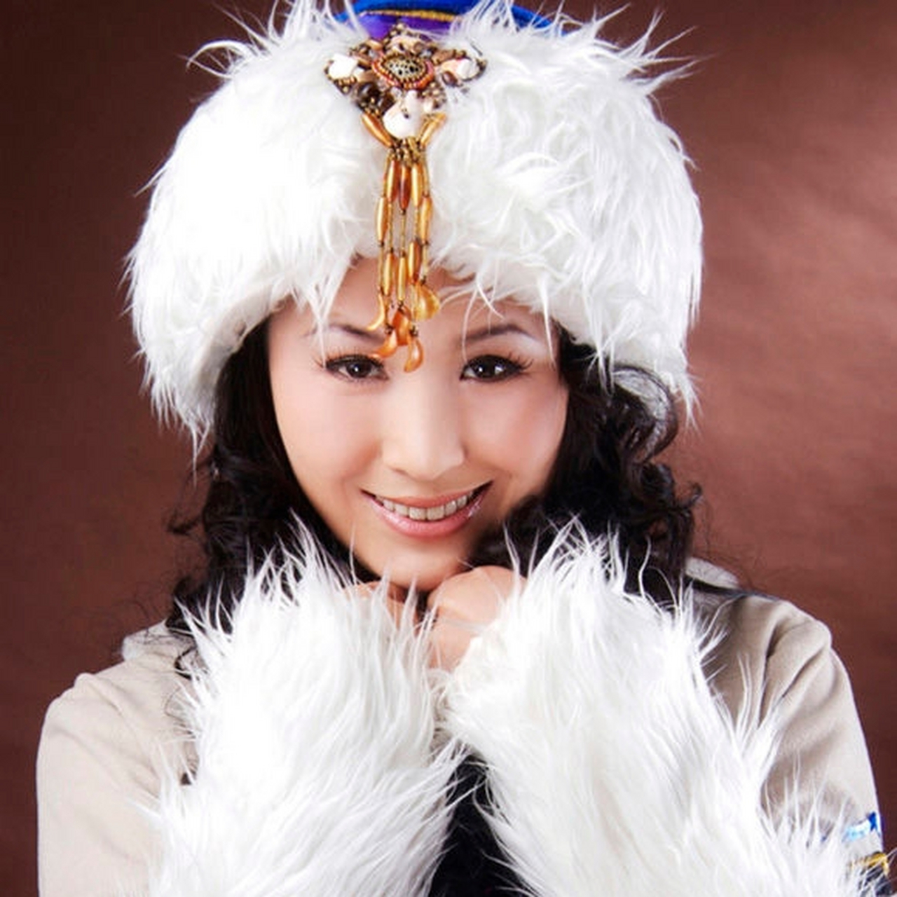 一个音乐公司推出了一首歌,叫《套马杆》,由公司歌手乌兰托娅演唱