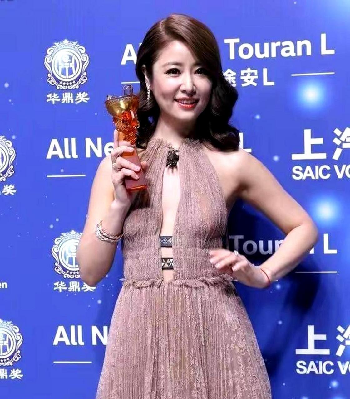 林心如以贵妇装扮亮相,身穿镂空纱裙,烫卷锁骨发,美得焕然一新!