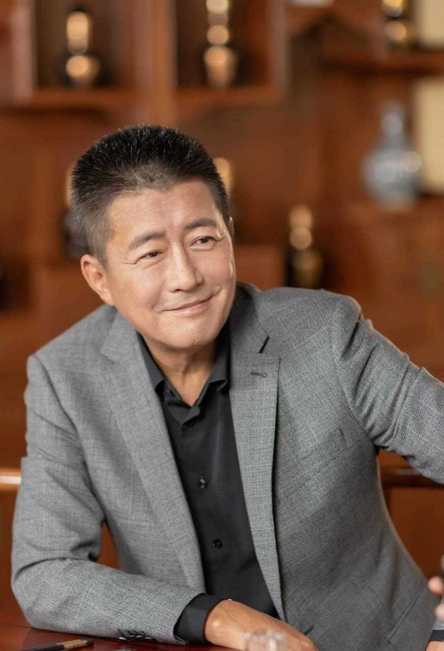 演员高曙光身穿giovanni valentino西服参加活动 温文儒雅 成熟有型