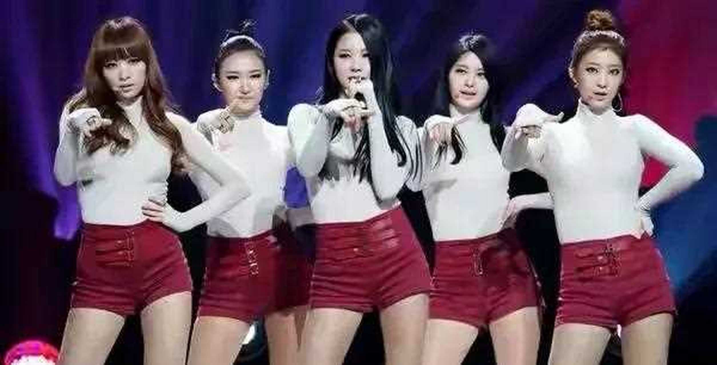 韩国知名女团exid在公演过程中,与男粉丝的出格互动引发外界争议父 