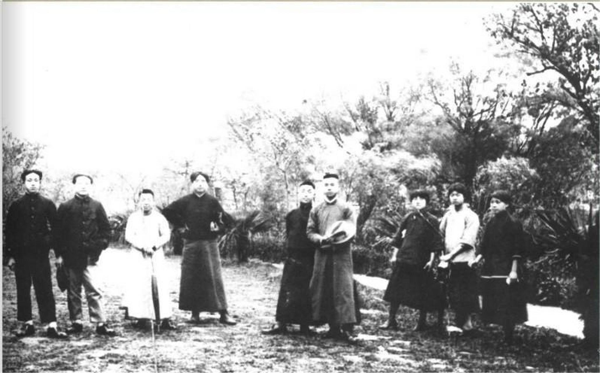 1920年5月8日,新民学会部分会员在上海半淞园合影,你知道伟人是哪个吗