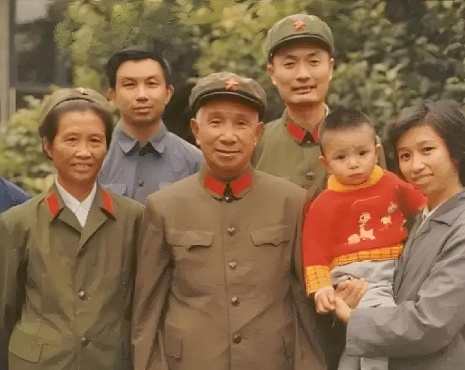 1983年粟裕将军全家福,前排从左到右是夫人楚青,粟裕,孙女苏惠宁,后排