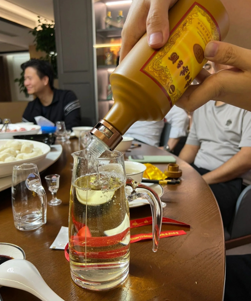 领导请客吃饭,还点了两瓶茅台酒,没想到最后却让我结账.