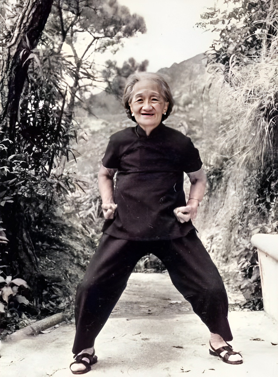 1972年,黄飞鸿的妻子莫桂兰展示了功夫的照片.