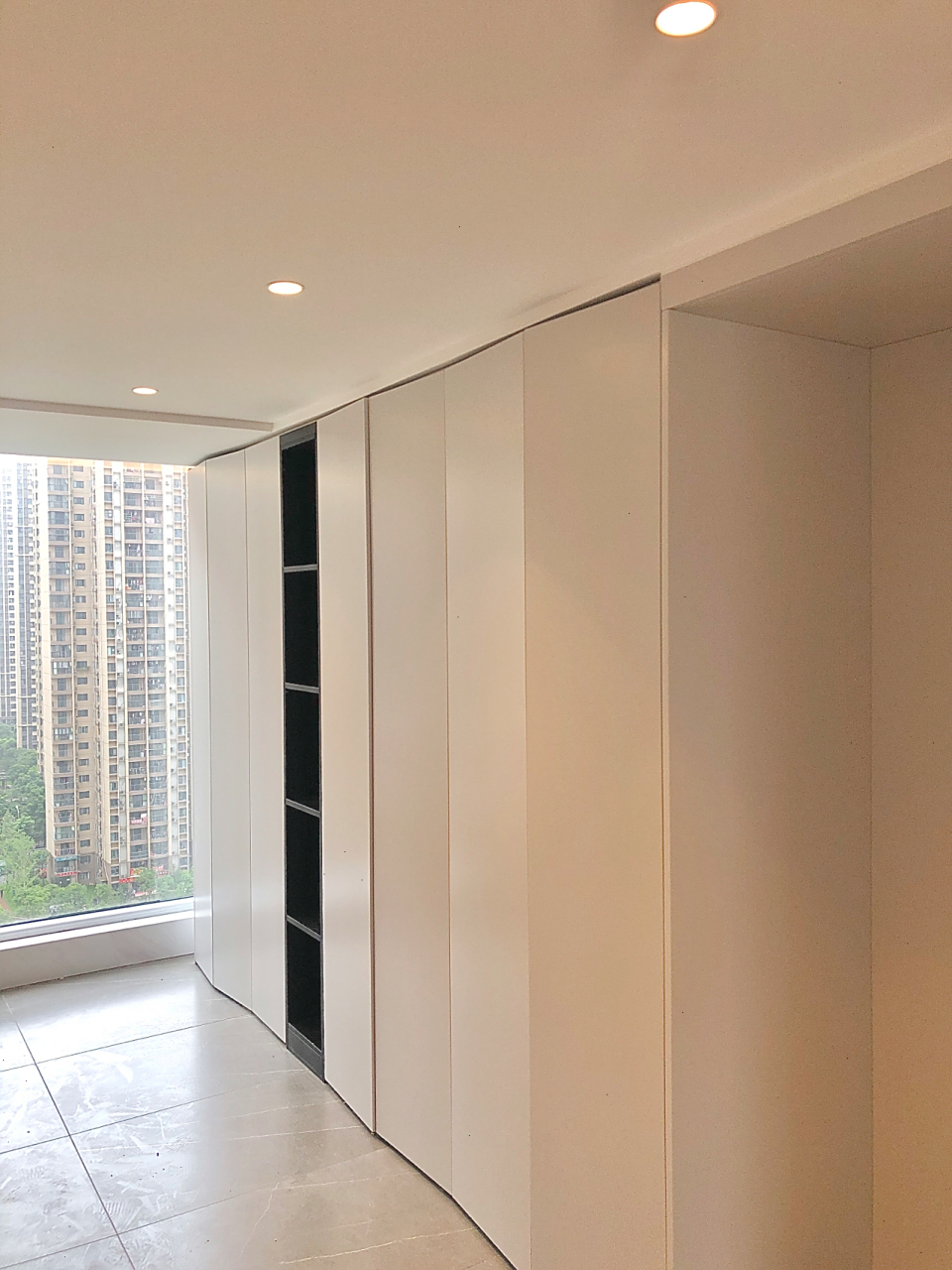 柜子篇|整面墙的隐藏式柜子不香吗  这是餐厅旁设计的一整面储物柜