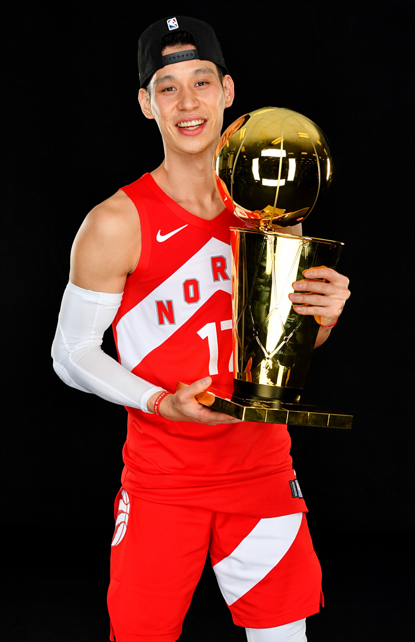 和科比同一天生日是他的不幸 但还是要祝林书豪35岁生日快乐  关于