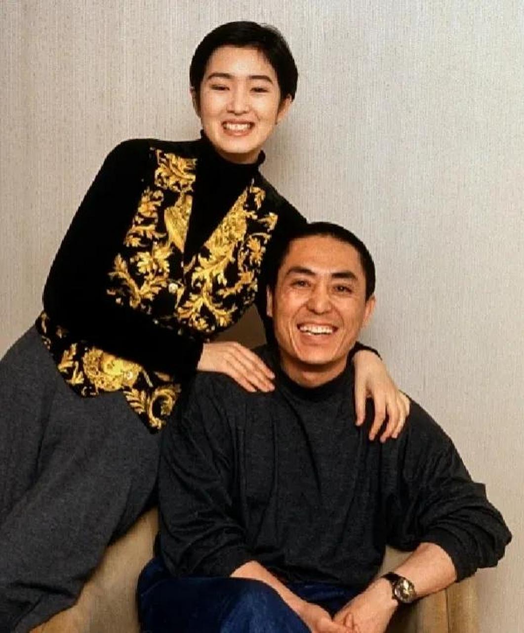 巩俐和张艺谋的老照片,那时候巩俐真美,张艺谋也帅