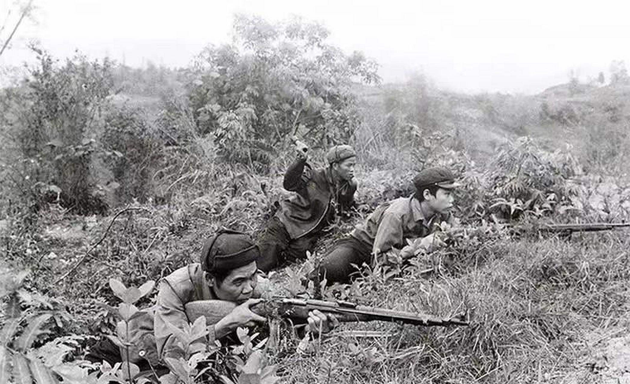 1979年,对越自卫反击战中,我军炮火在越军阵地频频炸响,可团长却纳了