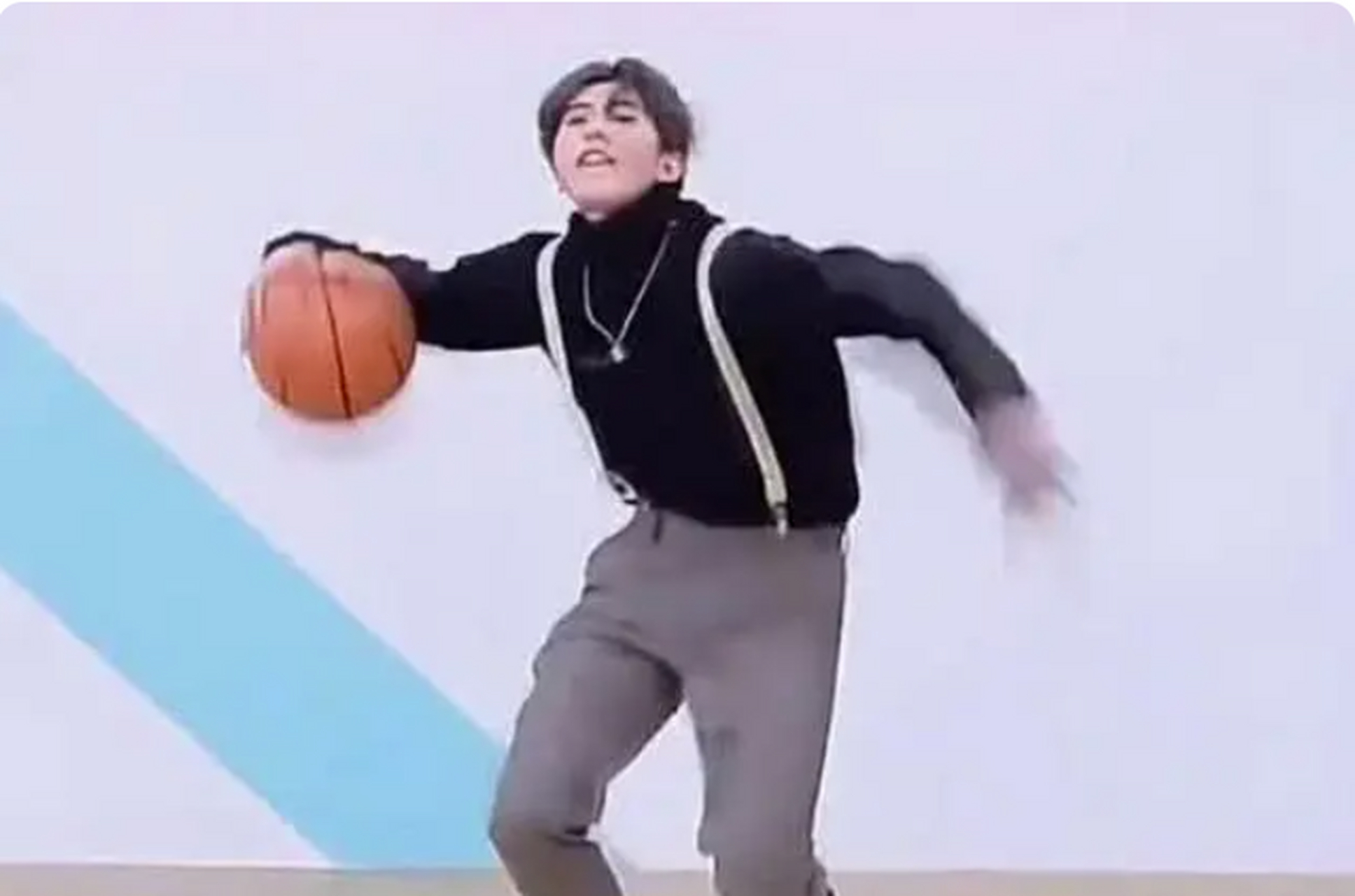 娱乐圈又一个大瓜,第一次知道蔡徐坤是他表演打篮球,然后很快不知道这