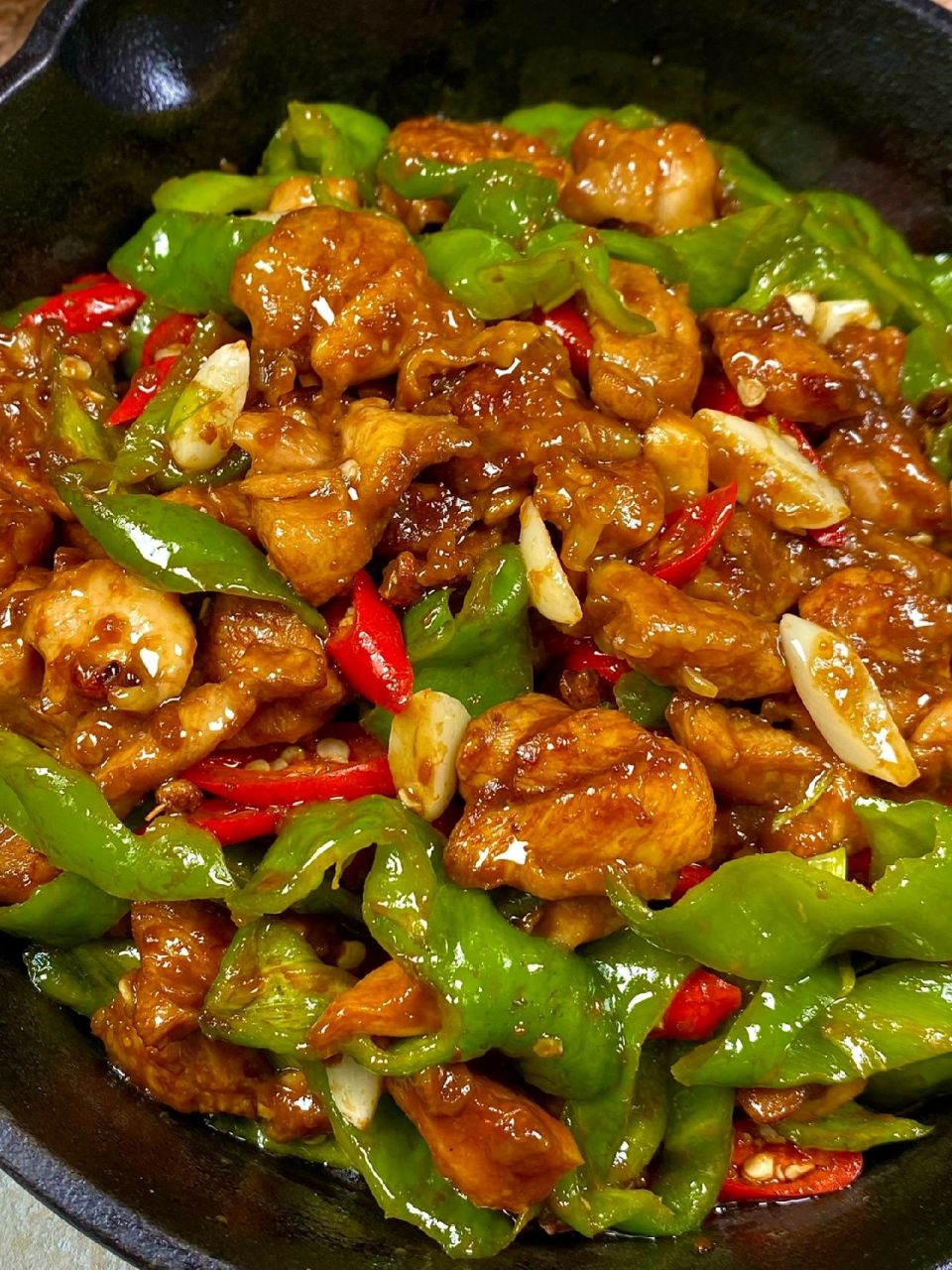 这样做的小炒鸡腿肉鲜嫩多汁,香辣下饭!