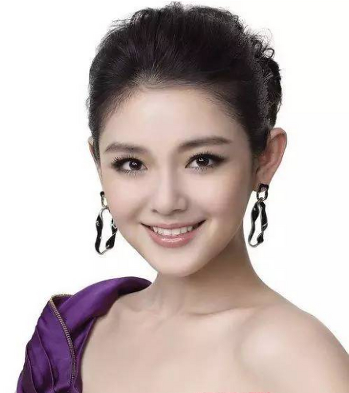 【圆形脸】  圆形脸的形状类似于椭圆形但略短,通常有一个圆形的下巴