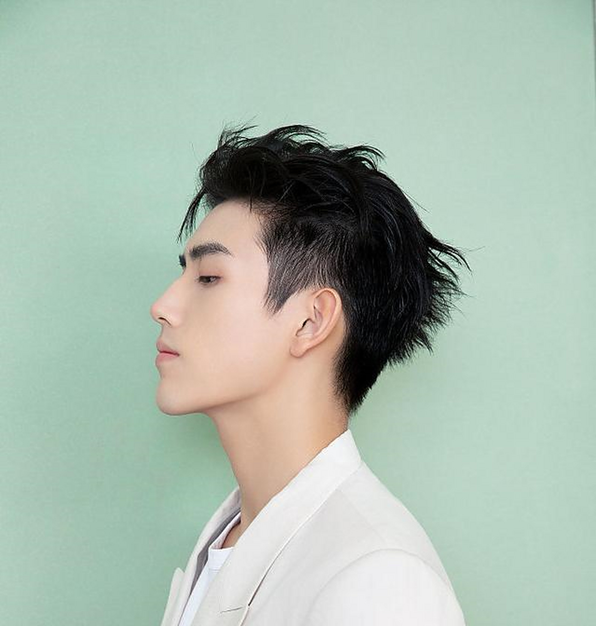 陈飞宇清新风写真尽显少年清朗俊逸 米白色西装少年感十足[心]