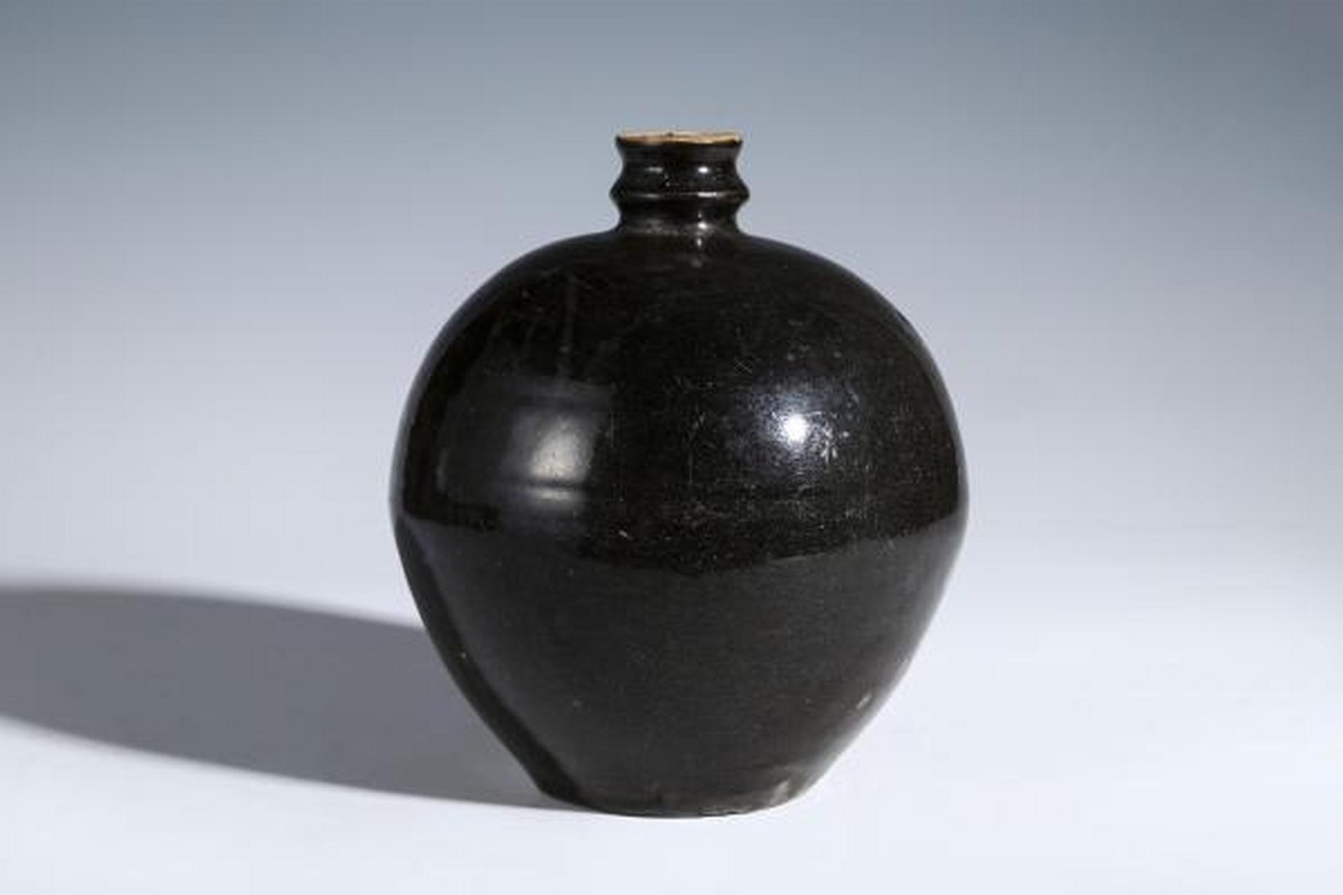 瓷器鉴赏# 此件金元·磁州窑黑釉嘟噜瓶,口径4.1cm,高22.3cm,底径9.