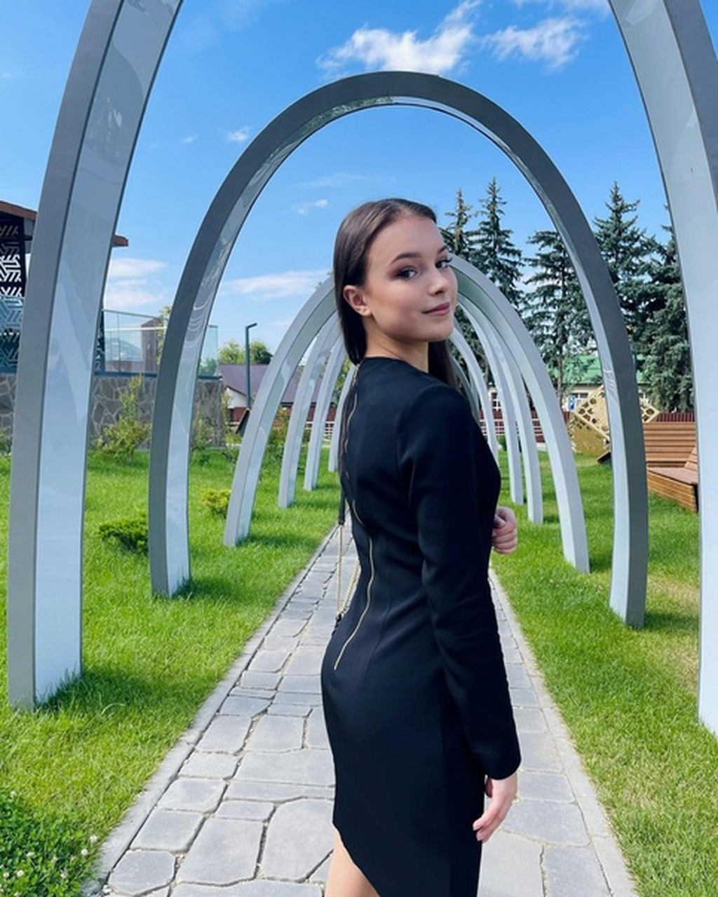 近日,俄罗斯花滑冠军谢尔巴科娃在个人社交平台上晒出了一组户外近照,