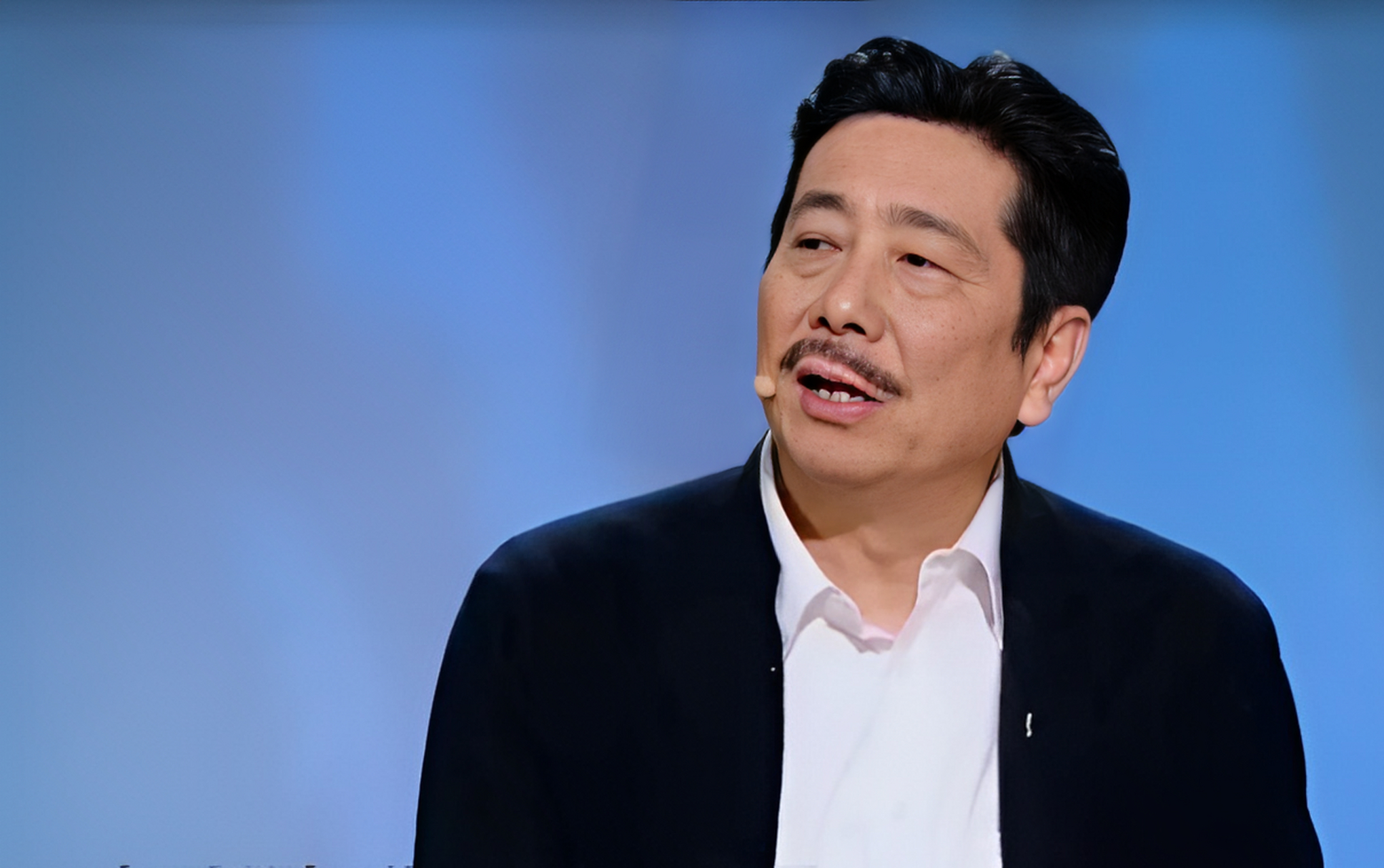 鲁迅的孙子叫周令飞,因为他是鲁迅的孙子所以备受大家的关注!当他去小