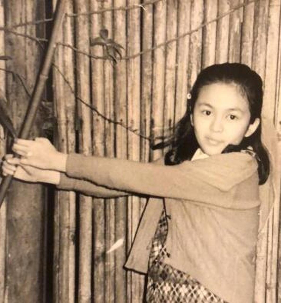 60年代,吕丽萍小时候,一张自家照片展示出她与家人的温馨.