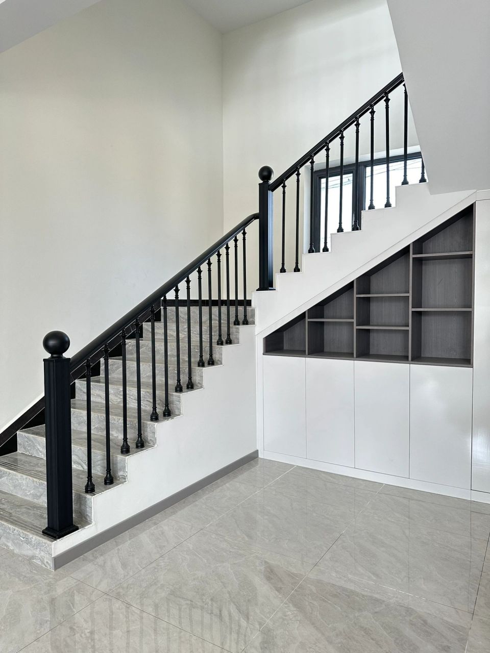 楼梯踏步是瓷砖,扶手是铝合金的,扶手350元一米,大柱子150一根.