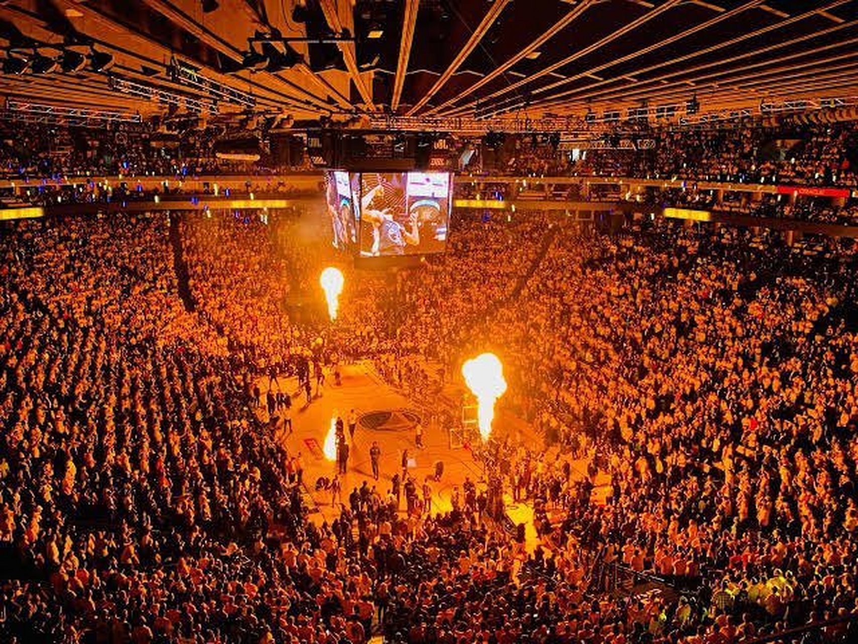 拉塞尔说,大通中心这座球馆没那么吵.说的是实话.